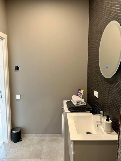 Modern Central Apartment Riga Retreat 외부 사진