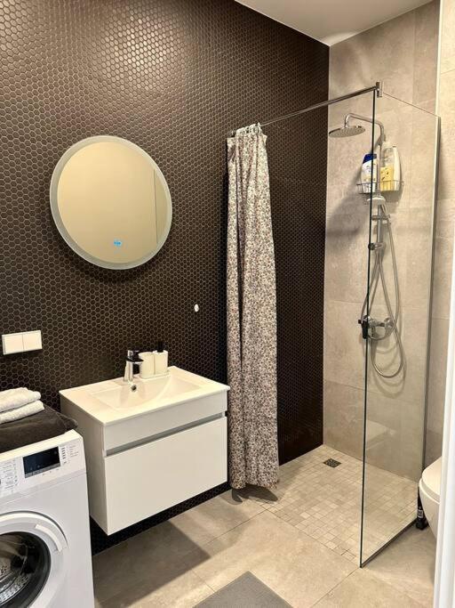 Modern Central Apartment Riga Retreat 외부 사진
